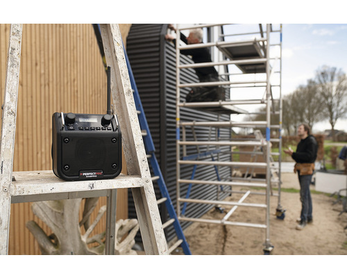 Stavebné rádio značky Perfectpro na rebríku vonku