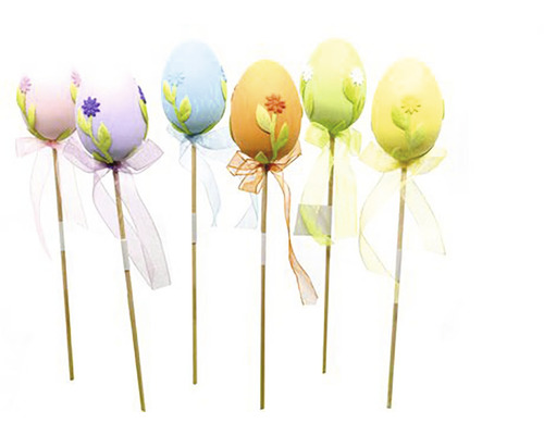 Dekoratívne veľkonočné vajíčka na tyčkách s kvetinovými motívmi a stuhami.