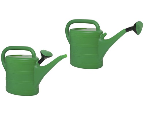 Dve zelené plastové kanvy na polievanie