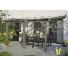Drevená pergola s jedálenským stolom a stoličkami v záhrade