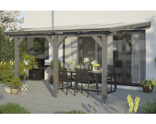 Drevená pergola s jedálenským stolom a stoličkami v záhrade