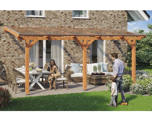 Zastrešenie terasy SKAN HOLZ Andria 541x300 cm, svetlé dubové lamelové drevo Rodina pod drevenou terasou so sklenenou strechou a záhradným nábytkom.