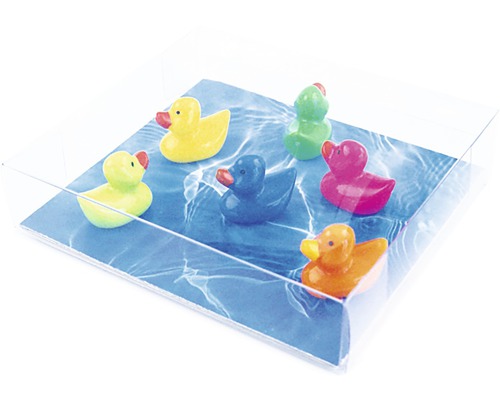Šesť farebných gumených kačičiek na podložke s motívom vody