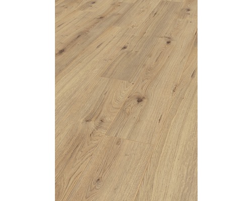 Položená laminátová podlaha so vzhľadom dreva