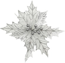 Dekoratívna vianočná kvetina s listami a bobuľami na slávnostné dekorácie