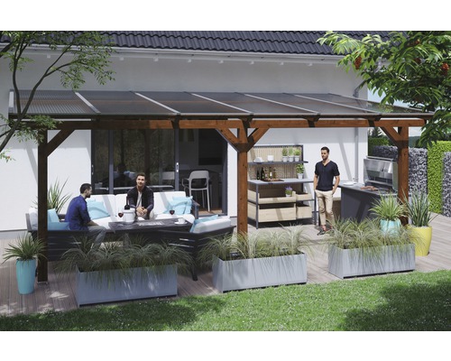 Zastrešenie terasy SKAN HOLZ Andria 648x400 cm, orechové lepené lamelové drevo Zastrešená terasa s grilom, nábytkom a kvetináčmi