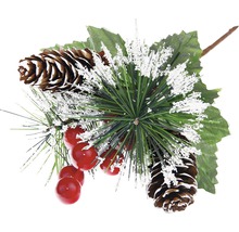 Dekoratívna vetva jedle so šiškami a červenými bobuľami