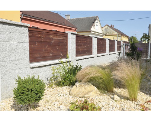 Záhrada s kamenným múrom a dreveným plotom