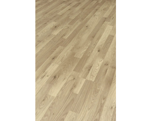 Položená laminátová podlaha so vzhľadom dreva
