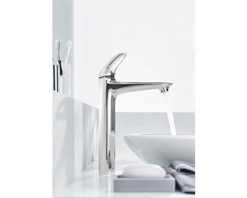 Umývadlová batéria s tečúcou vodou vo svetlej kúpeľni.