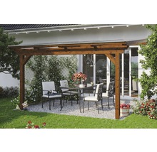 Drevená pergola so sedacou súpravou v záhrade