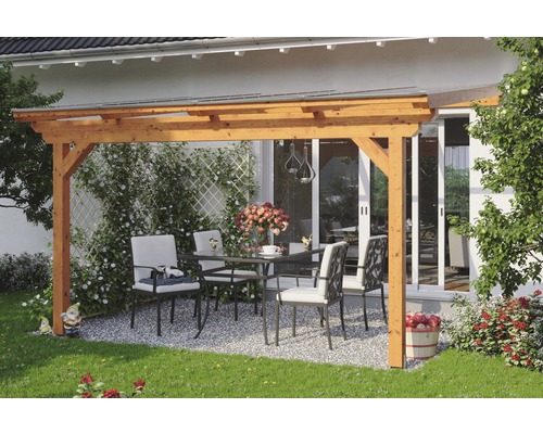 Drevená pergola so záhradným stolom a stoličkami vonku