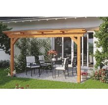 Drevená pergola so stolom a stoličkami v záhrade