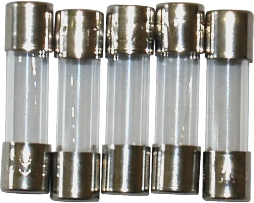 Päť valcových sklenených poistiek s kovovými koncami.