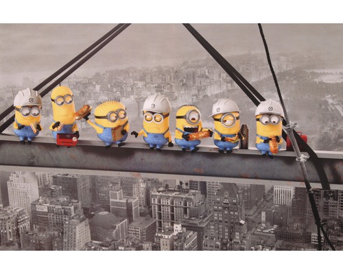 Ilustrácia s Mimoňmi na oceľovom nosníku pred mestskou scenériou