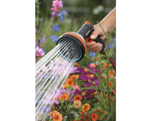 Ručná sprcha na zavlažovanie kvetov v záhrade