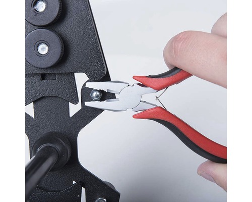 Kombinované kliešte uchopujú skrutku v nástroji.