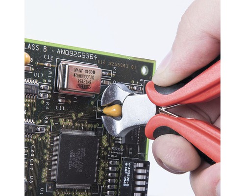 Elektronické bočné štiepacie kliešte používané na prestrihnutie súčiastky na doske plošných spojov