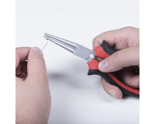 Guľaté kliešte ohýbajú drôt