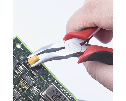 Elektronické kliešte odstrihávajú súčiastku z dosky plošných spojov