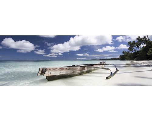 Drevená loď na tropickej pláži