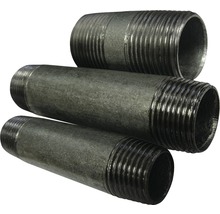 Tri oceľové rúrkové fitinky rôznych veľkostí