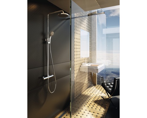 Kúpeľňa so sprchovou armatúrou, umývadlom a dlažbou