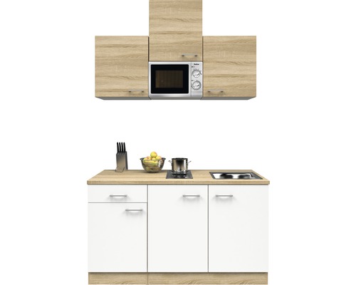 Kuchynská linka s mikrovlnnou rúrou, drezom, varnou doskou a skrinkami v drevenom vzhľade a bielej farbe