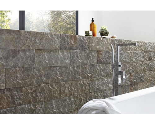 Dizajn kúpeľne s obkladom z prírodného kameňa, vaňou a armatúrami