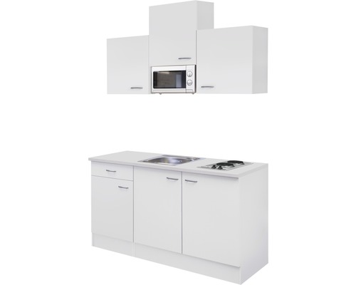 Biela kuchynská linka s drezom, varnou doskou, mikrovlnnou rúrou a závesnými skrinkami.