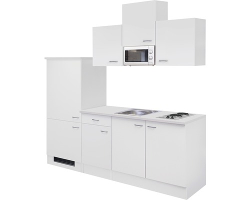 Biela kuchynská linka so závesnými skrinkami, mikrovlnnou rúrou, drezom a varnou doskou