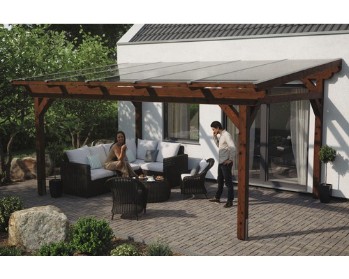 Zastrešenie terasy SKAN HOLZ Sanremo 541x300 cm, orechové lepené drevo Drevené zastrešenie terasy so sedacou súpravou v záhrade.
