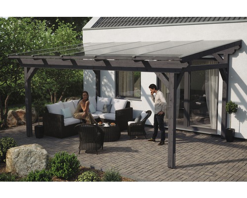 Zastrešenie terasy SKAN HOLZ Sanremo 541x250 cm, bridlicovo sivé laminované drevo Zastrešená terasa so záhradným nábytkom a dvoma ľuďmi