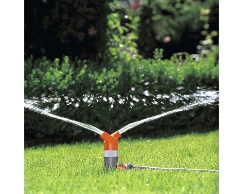 Zavlažovač trávnika zavlažuje trávnik v záhrade