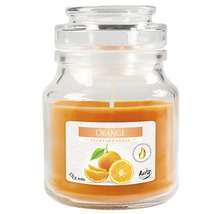 Oranžová vonná sviečka v sklenenej nádobe