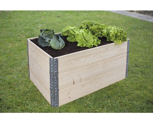Drevený vyvýšený záhon osadený šalátom a kapustou