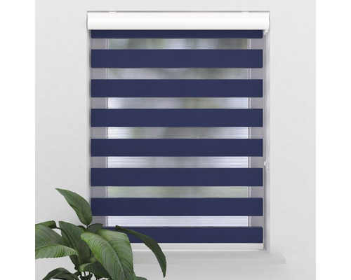 Okno s modrou pruhovanou roletou deň a noc pre reguláciu svetla