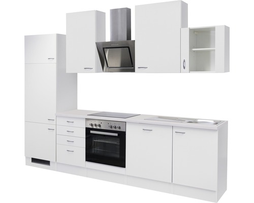Kompletná biela kuchyňa s hornými a dolnými skrinkami, digestorom a vstavanými spotrebičmi.