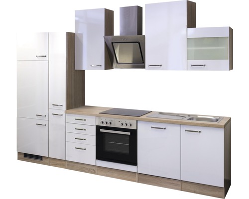 Vstavaná kuchyňa s vysokými skrinkami, závesnými skrinkami, digestorom, drezom a varnou doskou