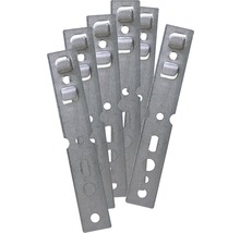 Niekoľko kovových spojok s otvormi na upevnenie