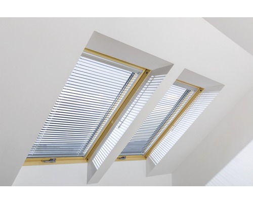 Dve strešné okná so žalúziami vo svetlej miestnosti.