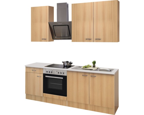 Kompletná kuchyňa s drezom, sporákom, rúrou, digestorom a závesnými skrinkami.