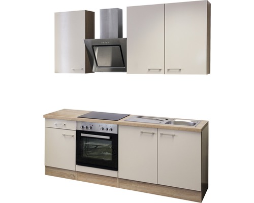 Kuchynská linka so závesnými skrinkami, digestorom, sporákom a drezom.