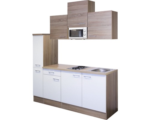 Moderná kuchyňa s hornými a dolnými skrinkami, drezom, varnou doskou a mikrovlnnou rúrou