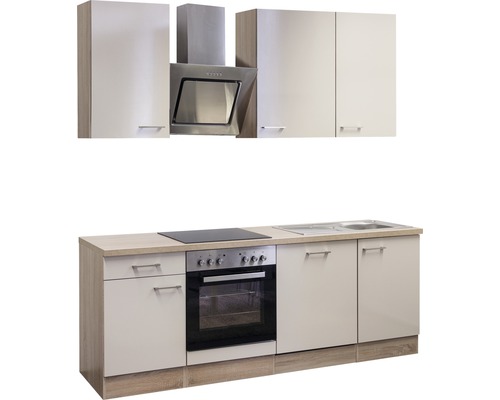 Kuchynský blok so závesnými skrinkami, digestorom, sporákom, drezom a pracovnou doskou.