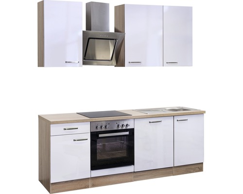 Moderná kuchyňa s vstavanými spotrebičmi, drezom a závesnými skrinkami