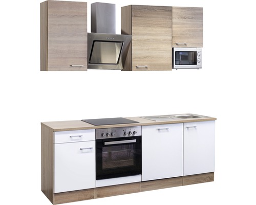 Kompletná kuchynská linka so závesnými skrinkami, digestorom, sporákom, drezom a mikrovlnnou rúrou.