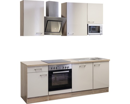 Kuchynská linka s drezom, sporákom, digestorom a závesnými skrinkami.