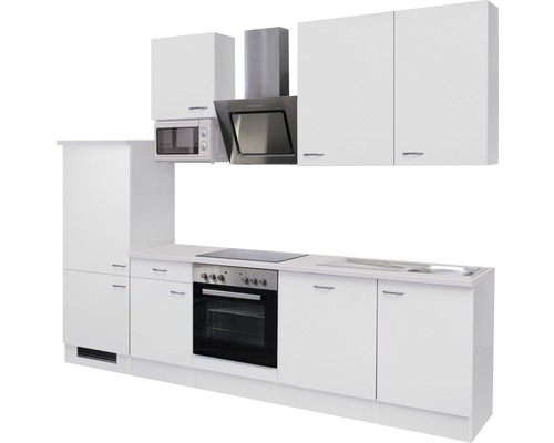 Biela kuchynská linka s hornými skrinkami, digestorom, mikrovlnnou rúrou, sporákom a drezom