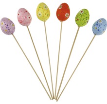 Šesť dekoratívnych veľkonočných vajíčok na drevenej tyči s kvetinovým vzorom